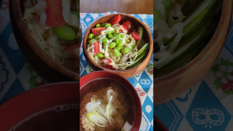 マグロ漬け丼山イモかけ、助たちの味噌汁、枝豆サラダ、キウイ