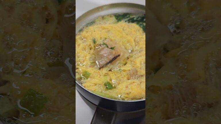 本日の昼食｢温玉のせガパオライス｣😋かき玉スープを添えて😌デザートはオレンジ🍊ゼリー😃