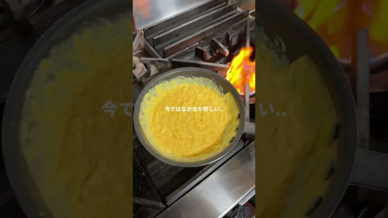 レトロ喫茶で味わえる懐かしの王道オムライス。卵がちょうどいいふわふわ加減で万人ウケしそうな味。ケチャップとチキンライスが最強すぎる。【喫茶コティー】#福岡グルメ#博多グルメ#福岡旅行#Shorts