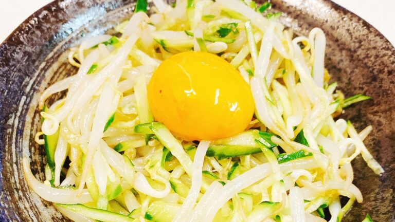 『もやしユッケ』簡単、安い、美味しい、ヘルシー、やみつきになる味！おつまみにそしてもう一品という時のおかずに、悪魔的な旨さ【時短料理研究あいこチャンネル】