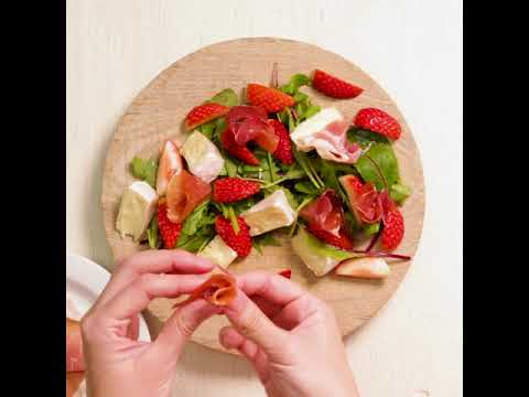 フルタヨウコさん監修＊パンといちごのサラダで華やか食卓