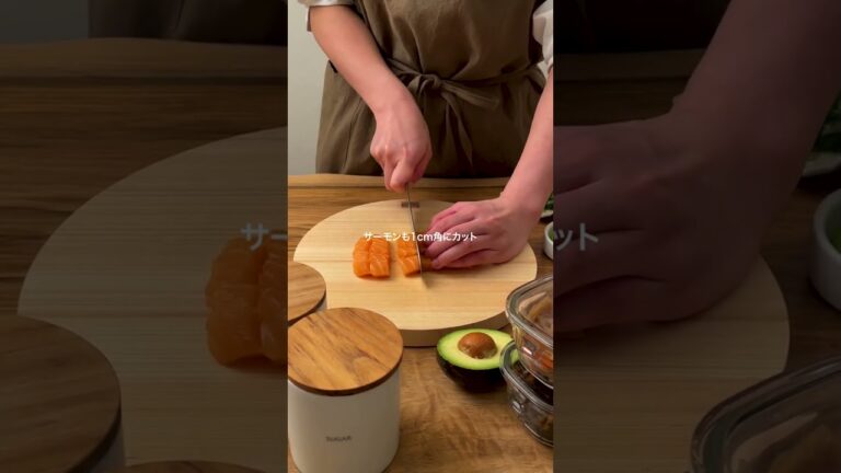 「サーモンアボカドの漬け丼」サーモンとアボカドを特製の柚子胡椒のタレに漬けて。 #日新製糖 #カップ印 #簡単レシピ #カップごはん #サーモンレシピ