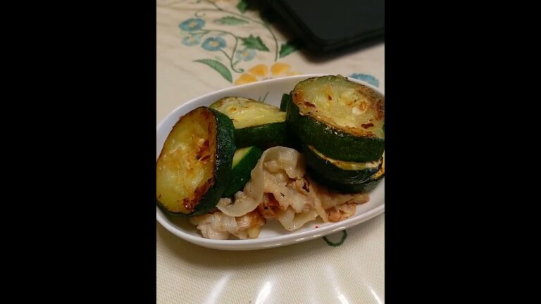 【朗報】ズッキーニ豊作。豚バラ肉にめっちゃ塩かけてベーコン並みにしょっぱくすると一緒に炒めたとき調度良い味になる