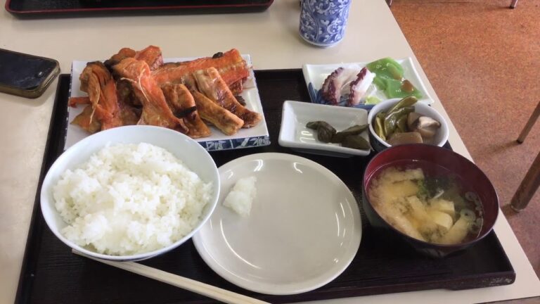 三浦や苫小牧で激安鮭ハラス定食で満足満腹お代わりは丼昔話し盛りよ