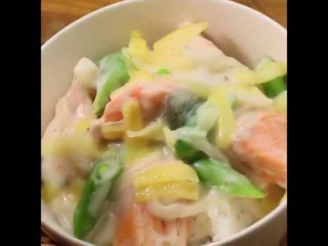 ドリアよりも簡単！優しい味わい サーモンのクリーム煮丼 ｜ moguna[モグナ]