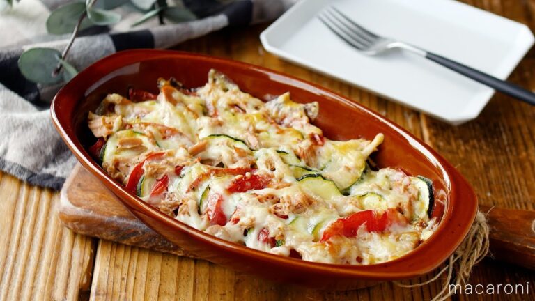 【ズッキーニとトマトのチーズ焼き】重ねて焼くだけ！火を使わず夏にぴったり♪｜macaroni（マカロニ）