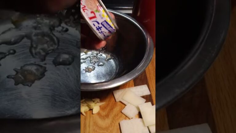 頂き物のズッキーニ🥒で簡単トロトロ【ズッキーニのチーズ焼き】美味しくて楽ちん‼️ひっくり返さなくて良かったよねw #shorts #cooking #男の真夜中クッキング