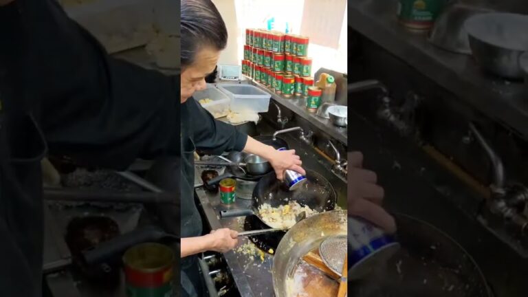 丸鶴「レタスチャーハン　大盛り」レタスのシャキシャキ感がパンチのある味付けのチャーハンとベストマッチ♪　#shorts