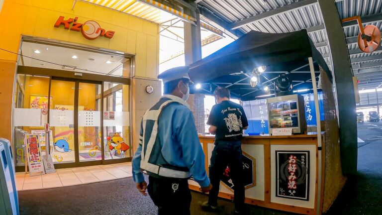 パチンコ店前で１日２００食。早技ワンオペお好み焼き職人に密着。お好み焼き６選。