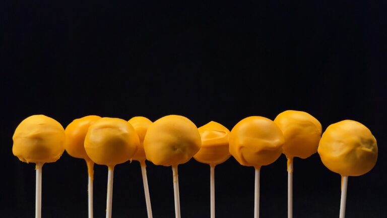 Kürbis-Cake-Pops zergehen auf der Zunge! Unglaublich lecker und einfach! Wird Ihr Lieblingsdessert!