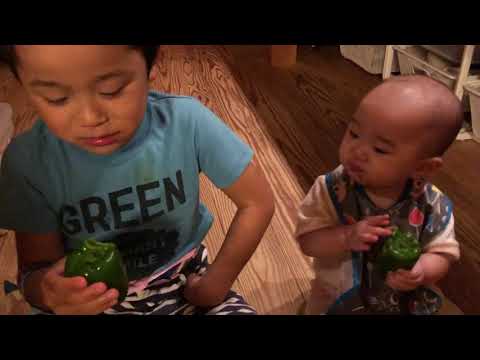 生のピーマンを食べる子どもたち