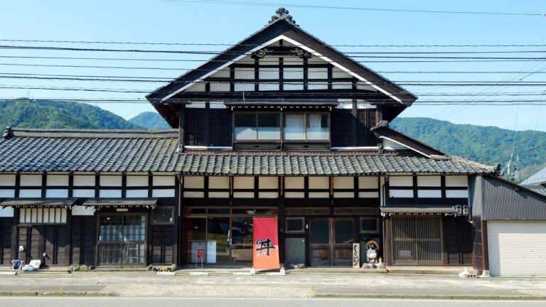 まさかの大盛り海鮮丼が出てくるポツンと古民家食堂に密着丨北陸の激シブ食堂７選