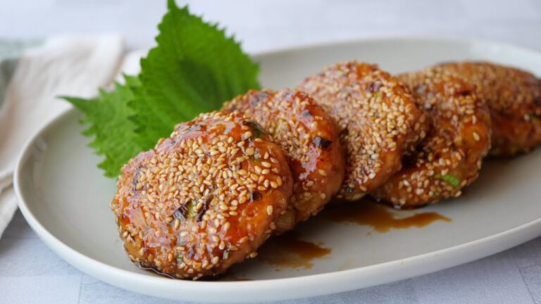 【照り照り鶏の白ごまハンバーグ】「甘辛ダレは基本の3つでok」作り置きやお弁当にも。まるめし | Teriyaki Chicken