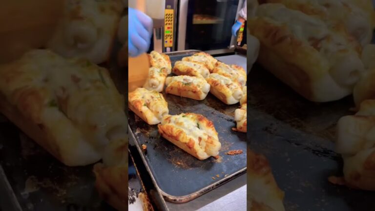 焼き立てパンの工程「ヤマサのしそツナちくわ」