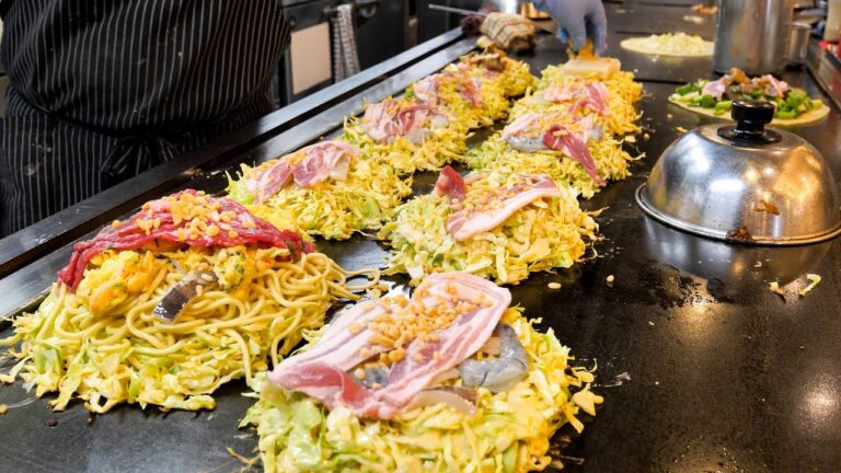 常連が殺到する大阪お好み焼き店の鮮やかな注文さばき丨Best Okonomiyaki in Osaka