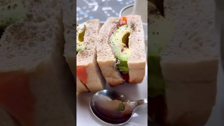 🥑アボカド＆サーモンのサンドイッチ🥪@Aoyama Grand Hotel #ミニマリスト #カフェ #サンドイッチ