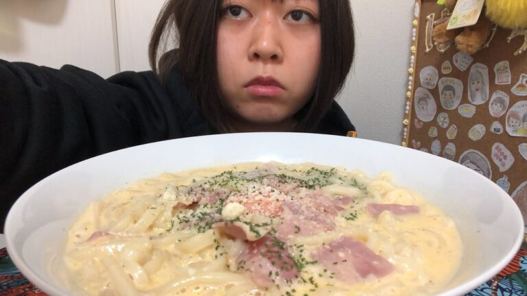 たまごとチーズたっぷりカルボナーラうどん食べるよ