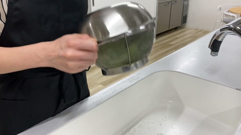 家事コツ①　ザルとボウルで簡単水切り ～余計な調理用具を使わず節水～　～「水切り」はエコ盛りだくさん～