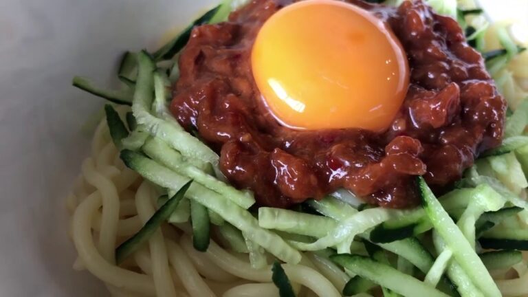 業務スーパーの「にくみそ」なら乗せるだけで簡単にジャージャー麺ができちゃいます！