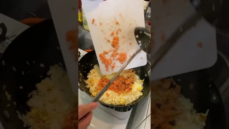 鮭レタスチャーハンをつくる。#おうちで中華 #中華 #炒飯 #中華料理 #家庭料理 #男飯 #子どもと一緒に