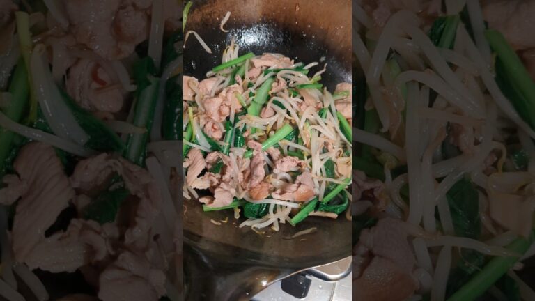 簡単もやしと小松菜と豚肉炒め
