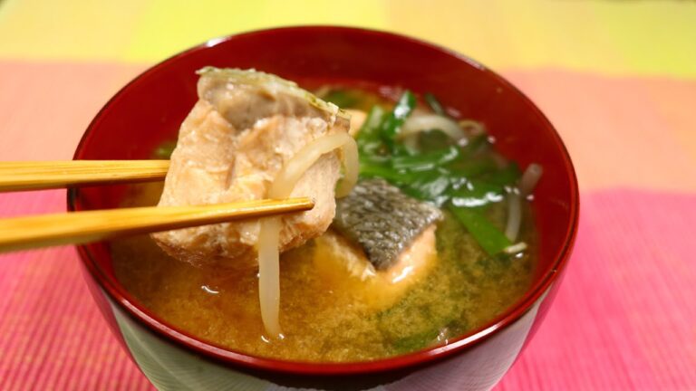 味噌汁 もやしに鮭を使ったさっぱり美味しいお味噌汁の作り方！ニラも加えて彩よくしました！【びぎなーずミソすーぷ】