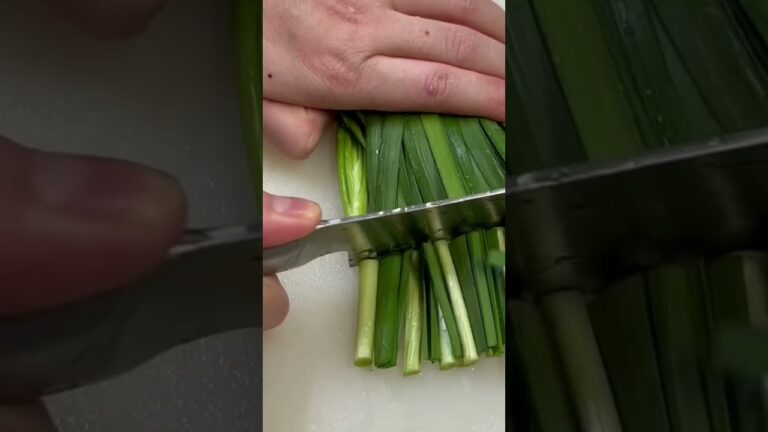 ニラのざく切り【キャベツと豚バラ肉の蒸し煮】