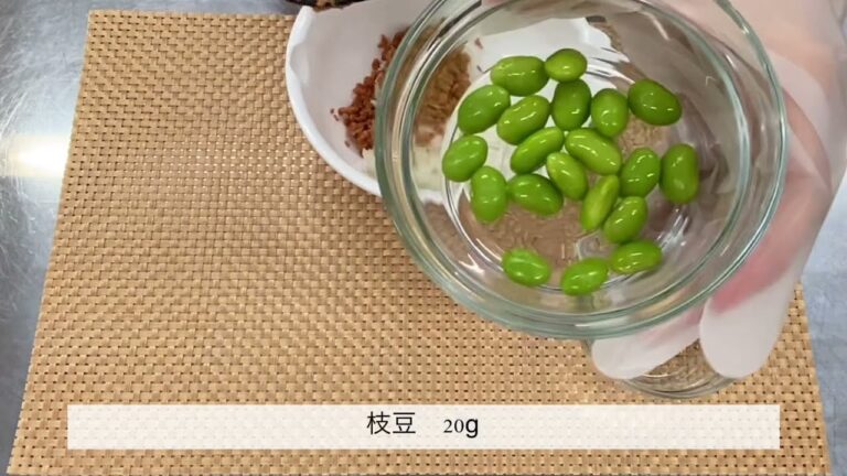 【たんぱく質11g！】鮭と枝豆のおにぎり【具だくさんで彩りもバッチリ！】