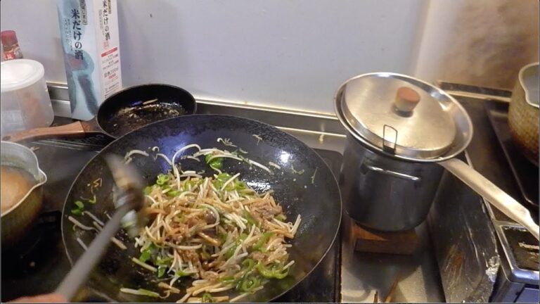 幸運な病のレシピ（ 1569 ）朝：青椒肉絲風（もやし炒め）、鮭、イワシ、塩サバ、里芋の煮付け（鶏もも）、味噌汁