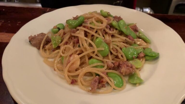 そら豆とソーセージのパスタの仕上げ