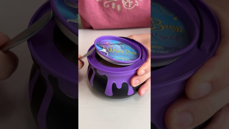魔女の鍋に入ってる怪しいムラサキ色の粉をお湯に溶かして飲んでみた。 #shorts