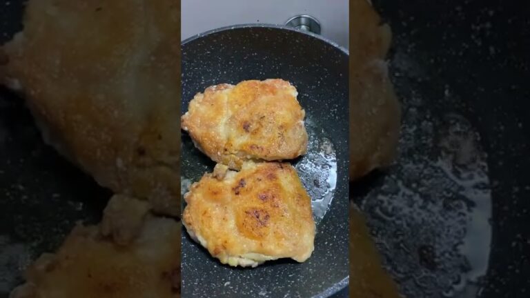 至高のカリカリチキンステーキ！パリパリ極ウマ鷄もも肉を焼いてます⭐︎鶏肉を焼く音を聞いてると脳内に幸せホルモンが分泌されます、焼く前に常温戻し軽くそり切り、皮面からじっくり焼き上げる