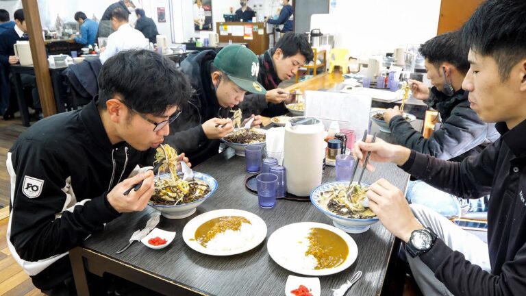 凄まじい爆食いアニキ達が殺到する鬼盛りちゃんぽん専門店丨INCREDIBLE NOODLES：Japanese Food