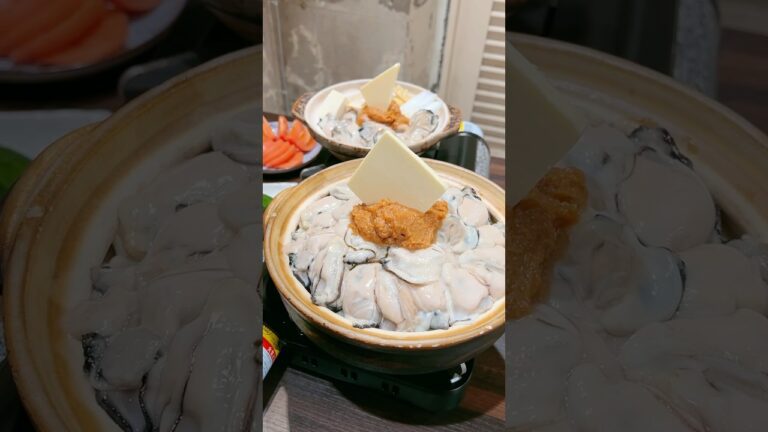 大きなバターと味噌スープがたまらない牡蠣の土手鍋