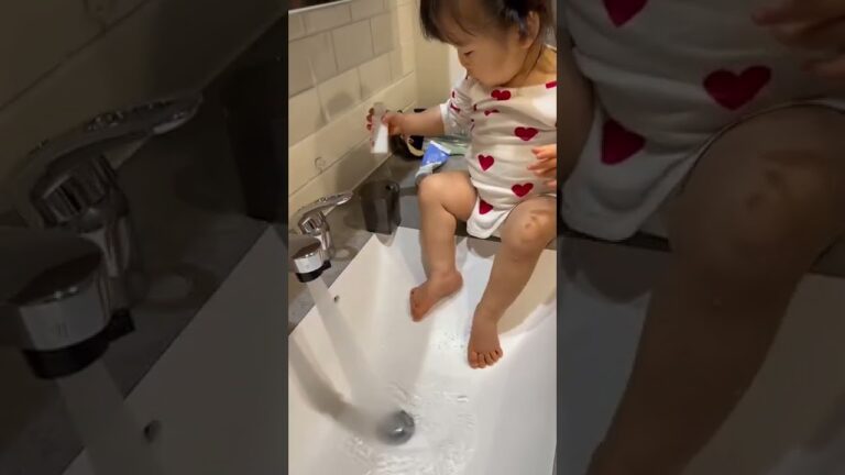 スムーズに水栓レバーをひねる赤ん坊#1歳6ヶ月