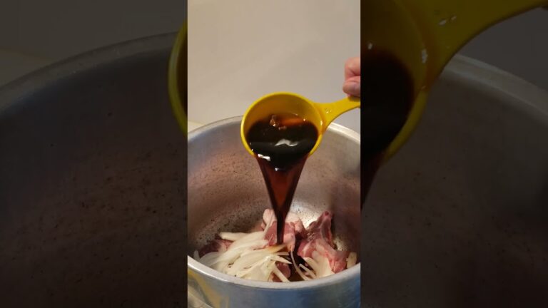 #スペアリブ  #spareribs.ニンニク.玉ねぎ.醤油.酢.塩コショウ.パイナップル缶詰め.ローレル.ブラウンシュガー 30分煮詰めた後にオーブンやトス－タで焦げめを着くぐらい温める