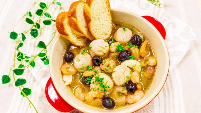 ワインに合う！海老とほたてのアンチョビガーリック煮込み