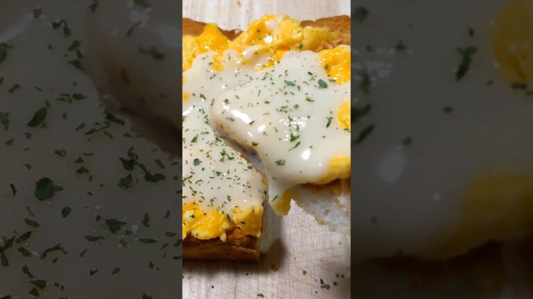 とろとろのチーズソースをかけたエッグトースト