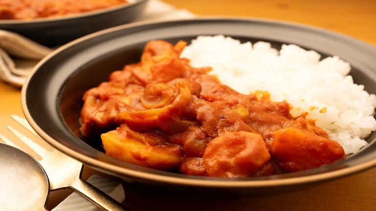 【旨みがヤバい】トマトのほどよい酸味がクセになる『無水夏野菜カレー』