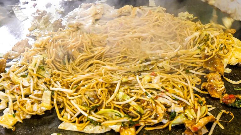 田舎にポツンとデカ盛りお好み焼き食堂！年間２００日店に寝泊まりするワンオペ店主の１日