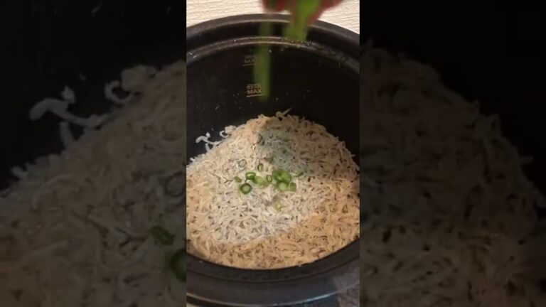 しらす何匹入ってるん⁉︎ってくらい贅沢炊き込みご飯【一人暮らし1年目の男子大学生】#shorts