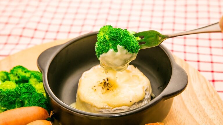 パーティーに！電子レンジでカマンベールチーズフォンデュ
