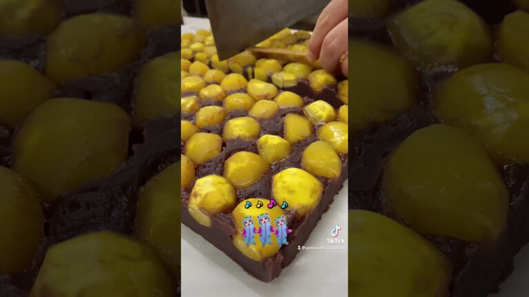 栗ぎっしり。もっちり甘さ控えめの栗蒸しようかん。渋皮付きタイプも人気です🥰