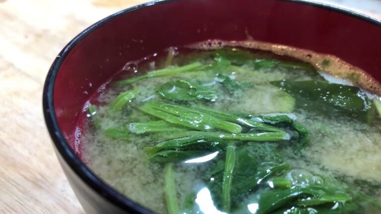 How to make spinach and seaweed miso soup & recipe