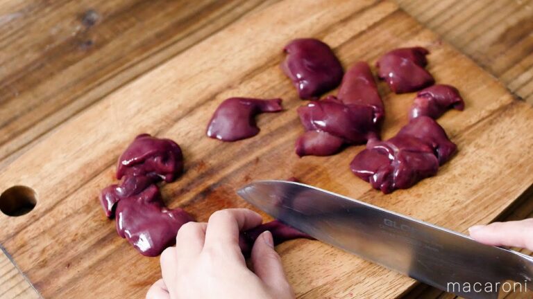 【レバーの下ごしらえ】臭みなしの下処理方法！炒め物や煮物に♪｜macaroni（マカロニ）