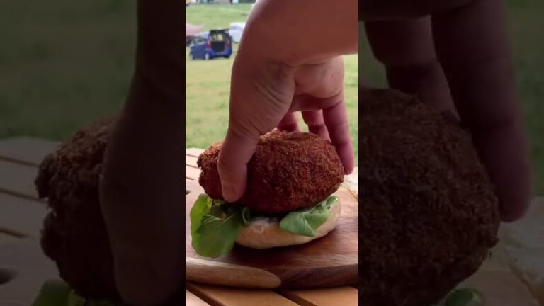 【ソロキャン飯】分厚い海老カツバーガー。柴漬けのタルタル、はんぺんと海老のカツ。