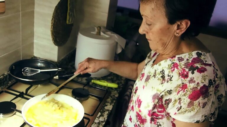 【スペインの食卓を実際に訪ねてみた】肉厚オムレツ（トルティージャ）はお母さんの味！