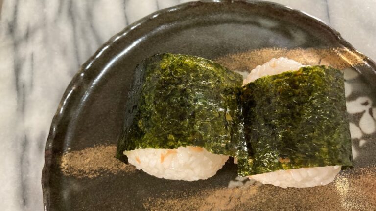 鮭のおにぎり　美味しい作り方♪ちょっと醤油をかけるだけで、鮭が美味しくなりますょ❣️ Salmon rice balls are delicious
