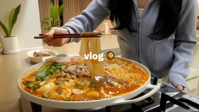vlog | 집순이의 집밥 만들어먹는 일상 🍚 얼큰한 곱창 전골, 대파 듬뿍 넣은 닭개장 🧀 등갈비 치즈 구이, 당근 김밥, 토마토 마리네이드, 초간단 겉절이