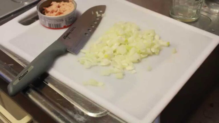 タマネギを切りマグロフレークを開封する様子